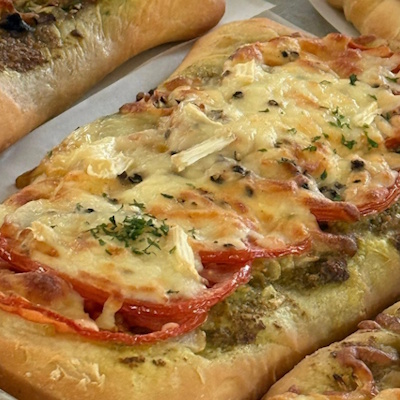 Fougasses gratinées tomate et fromage