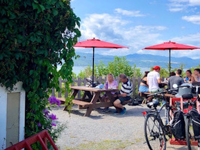 Terrasse ouverte face au fleuve